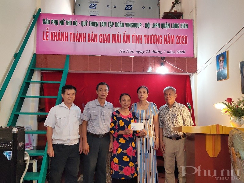 Đại diên  lãnh đạo chính quyền, các đoàn thể trong tổ dân phố số 22 phường Ngọc Thụy tặng quà cho gia đình bà Nhâm