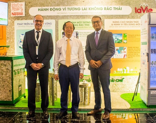 Ông Buno Jacob - Tổng giám đốc Nestle' Việt Nam giới thiệu với ông Võ Tuấn Nhân - Thứ trưởng Bộ Tài nguyên và Môi trường