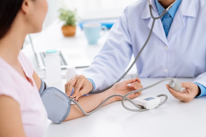 Người dân nên chủ động kiểm tra huyết áp để biết tình hình sức khỏe của bản thân.