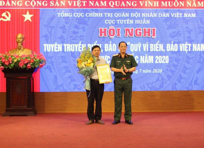 Thượng tướng Trần Quang Phương trao giải cho tác giả đoạt giải Nhất cuộc thi sáng tác biểu trưng (logo) “Quỹ vì biển, đảo Việt Nam”.