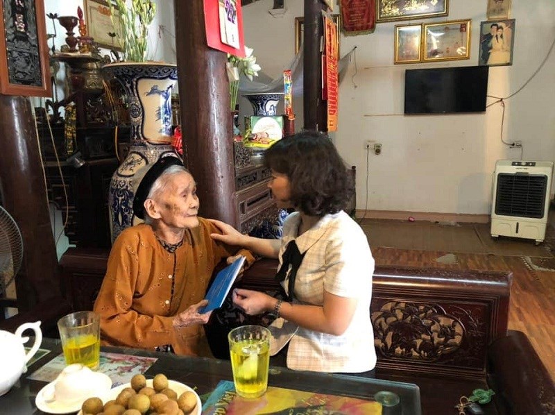 Đồng chí Nguyễn Thị Thanh Tâm - Chủ tịch Hội LHPN huyện Đông Anh thăm hỏi Mẹ Việt Nam Anh hùng