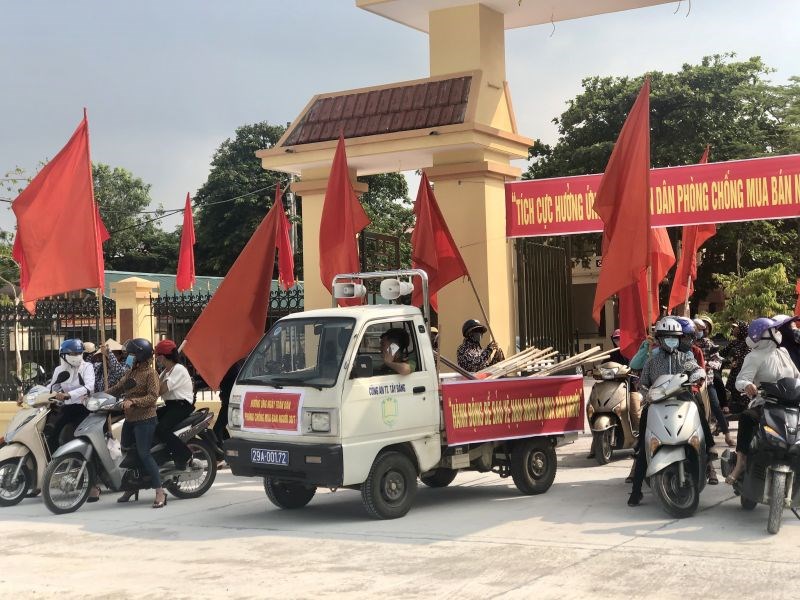 Hội viên phụ nữ xã Đông Quang tổ chức diễu hành hưởng ứng ngày Toàn dân phòng, chống mua bán người