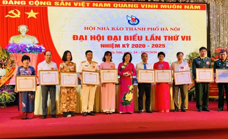 Báo Phụ nữ Thủ đô cùng các tập thể được nhận bằng khen của Thành Uỷ Hà Nội
