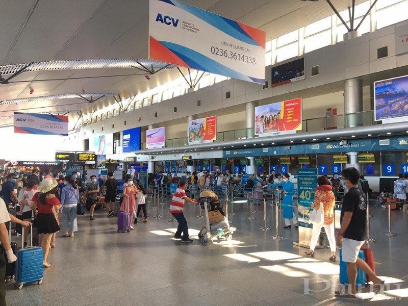 Đông đảo người dân có mặt tại sân bay Đà Nẵng chiều 26/7.