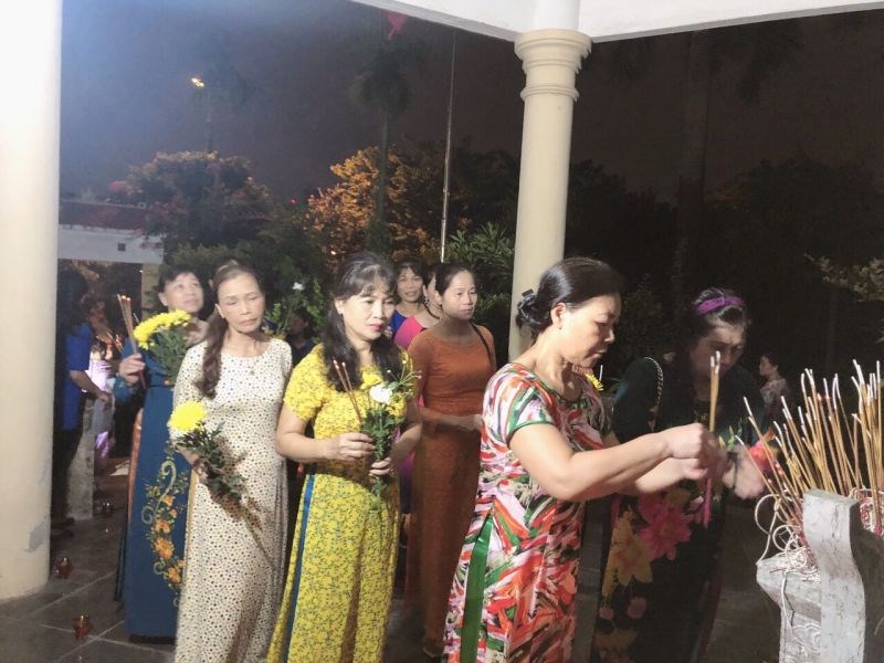 Hội LHPN đã tổ chức thắp nến, tri ân các anh hùng liệt sỹ tại Nhà bia liệt sĩ phường Đại Kim