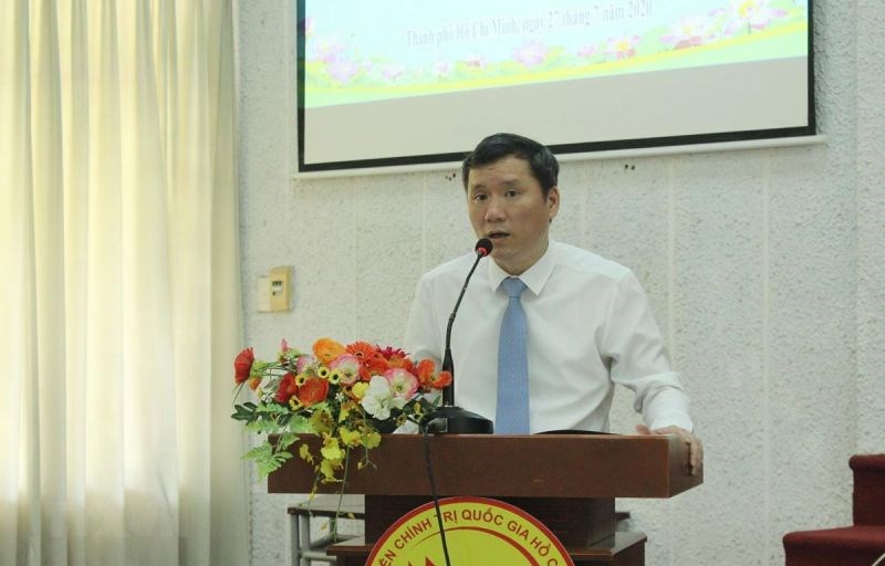 Phó Giáo sư, Tiến sỹ Lê Văn Lợi, Phó Giám đốc Học viện Chính trị quốc gia Hồ Chí Minh, phát biểu khai mạc Hội thảo. (Ảnh: Xuân Anh/TTXVN)