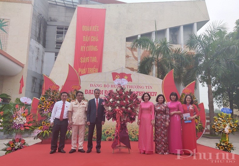 Đồng chí Lê Kim Anh - Chủ tịch Hội LHPN Hà Nội tặng hoa chúc mừng đại hội