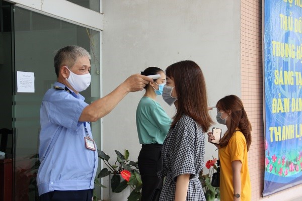 Hội LHPN Hà Nội tiến hành đo thân nhiệt mọi cán bộ, nhân viên ra vào cơ quan ngày 28/7