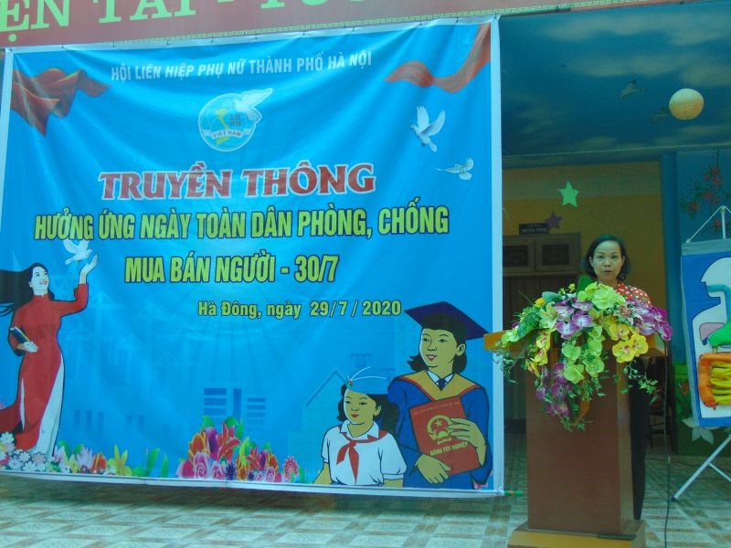 Đồng chí Lại Hà Phương, Chủ tịch Hội LHPN quận Hà Đông  tiếp thu ý kiến.