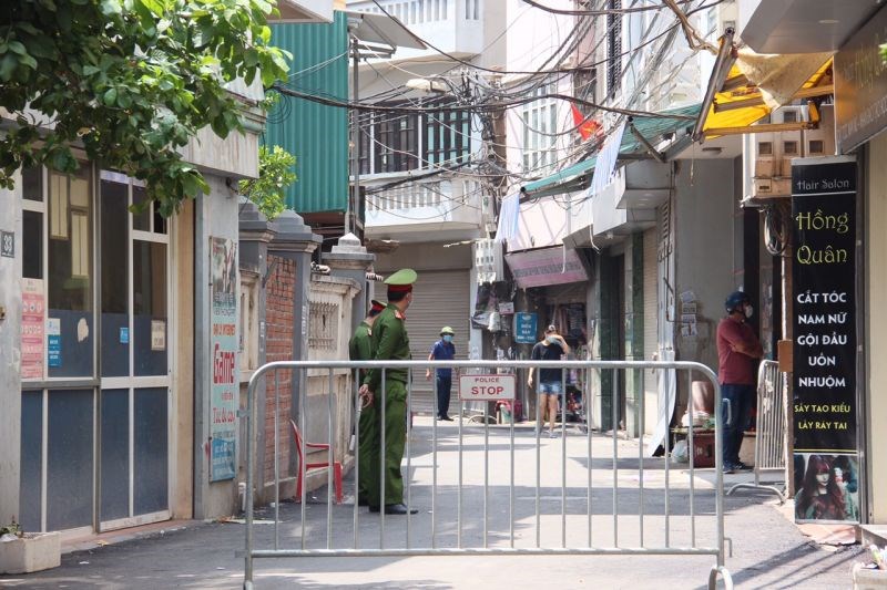 Tuyến phố Hà Nội nơi bệnh nhân nhiễm COVID -19 bị phong tỏa.