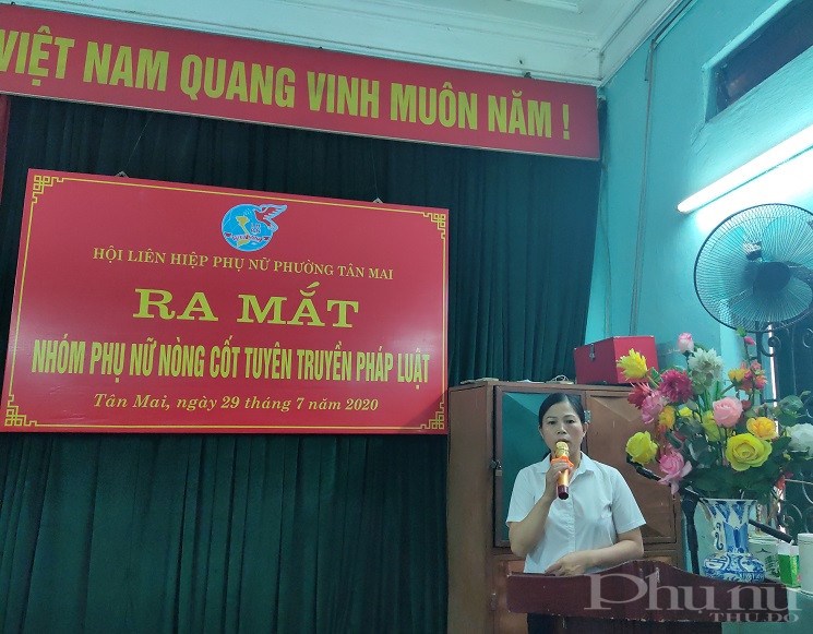 Đồng chí Nguyễn Thị Kim Thu - Chủ tịch Hội LHPN phường công bố quyết định thành lập Nhóm