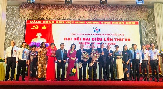 Đồng chí Ngô Thị Thanh Hằng và đồng chí Hồ Quang Lợi tặng hoa chúc mừng Ban chấp hành khóa VII nhiệm kỳ 2020-2025 ra mắt Đại hội.