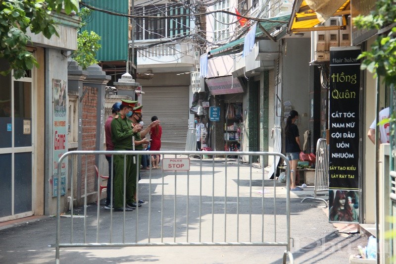 Các lực lượng chức năng tiến hành phong toả tại khu vực BN của Hà Nội đang sinh sống.