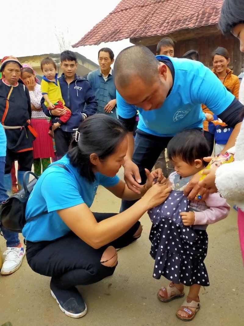 Tặng quà cho các gia đình khó khăn tại Mèo Vạc, Hà Giang cuối năm 2019