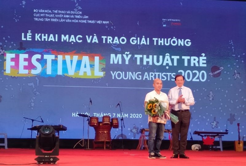 Thứ trưởng Bộ Văn hóa Thể thao, Du lịch trao giải Nhất cho tác giả Nguyễn Văn Đủ (Bà Rịa - Vũng Tàu) với tác phẩm “Lò mổ #21”