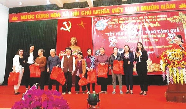 Chị Ngô Thị Thanh tặng quà cho hộ nghèo dịp Tết Nguyên đán 2020