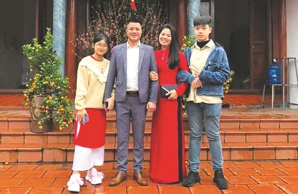 Chị Ngô Thị Thanh cùng chồng và hai con