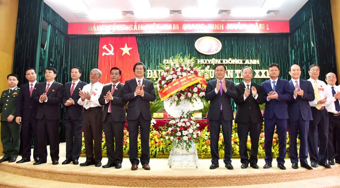 Lãnh đạo TP Hà Nội tặng hoa chúc mừng Đại hội.