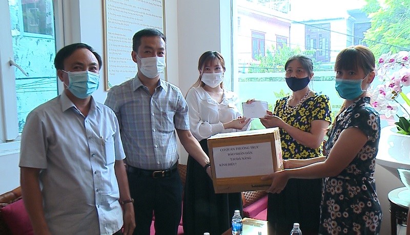 Lãnh đạo CQTT báo Nhân Dân tại Đà Nẵng thăm và tặng quà nhóm du khách bị kẹt lại Đà Nẵng do lệnh giãn cách xã hội