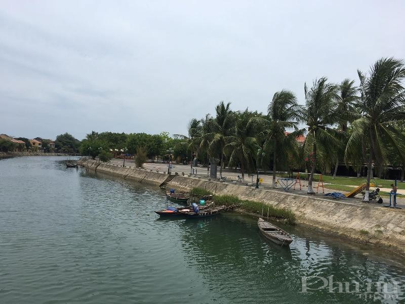 Những con thuyền trên sông Hoài - TP Hội An thường ngày đông đúc du khách trải nghiệm nay cũng nằm lặng lẽ bên bờ sông.