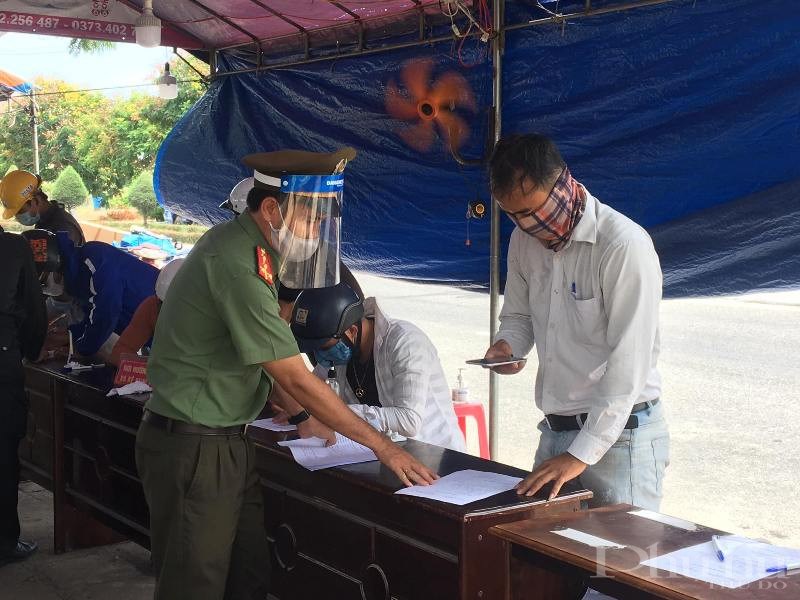 Các lực lượng chức năng tiến hành lấy phiếu khai báo y tế mọi công dân đi vào TP Hội An (Quảng Nam) trong ngày 30/7.