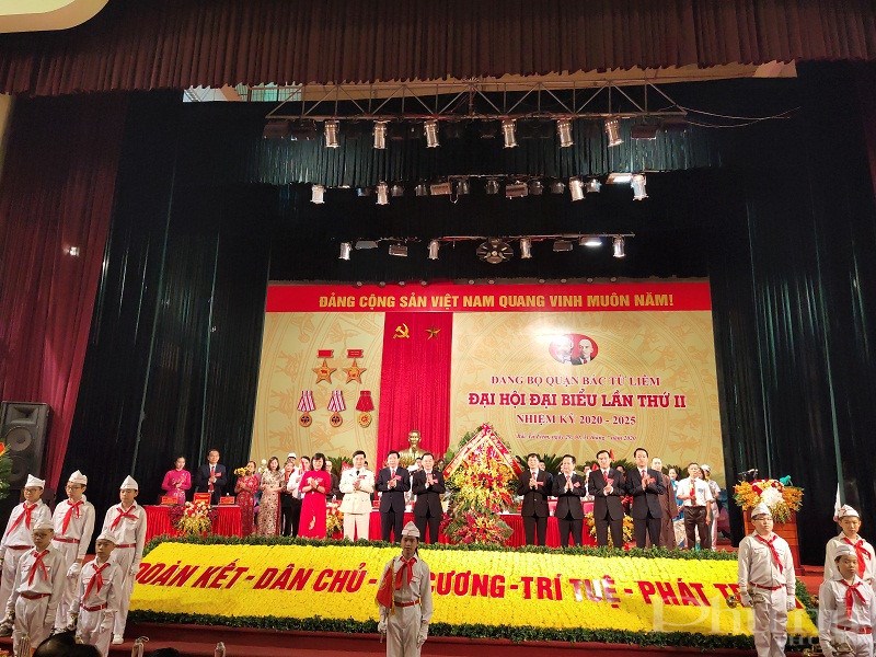 Mặt trận tổ quốc, các đoàn thể chính trị xã hội quận tặng hoa chúc mừng đại hội