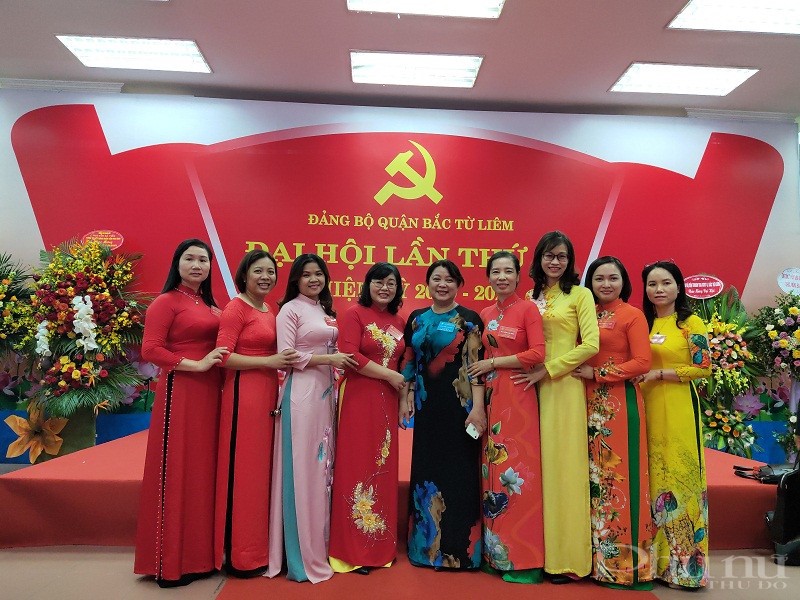 Đồng chí Nguyễn Thị Thu Thủy - Phó Chủ tịch Thường trực Hội LHPN Hà Nội chụp ảnh cùng các đại biểu nữ tham dự đại hội
