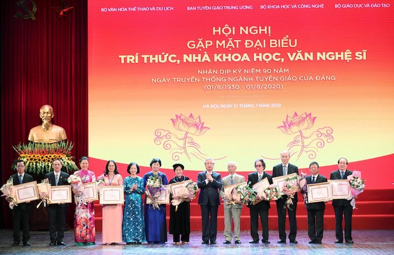 Đồng chí Trần Quốc Vượng và đồng chí Trương Thị Mai trao tặng Bằng khen cho các văn nghệ sỹ, nhà khoa học, trí thức tiêu biểu năm 2020.