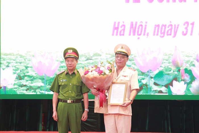 Thượng tướng Lê Quý Vương, Ủy viên Trung ương Đảng, Thứ trưởng Bộ Công an trao quyết định bổ nhiệm chức vụ Giám đốc Công an thành phố  Hà Nội đối với Thiếu tướng Nguyễn Hải Trung.