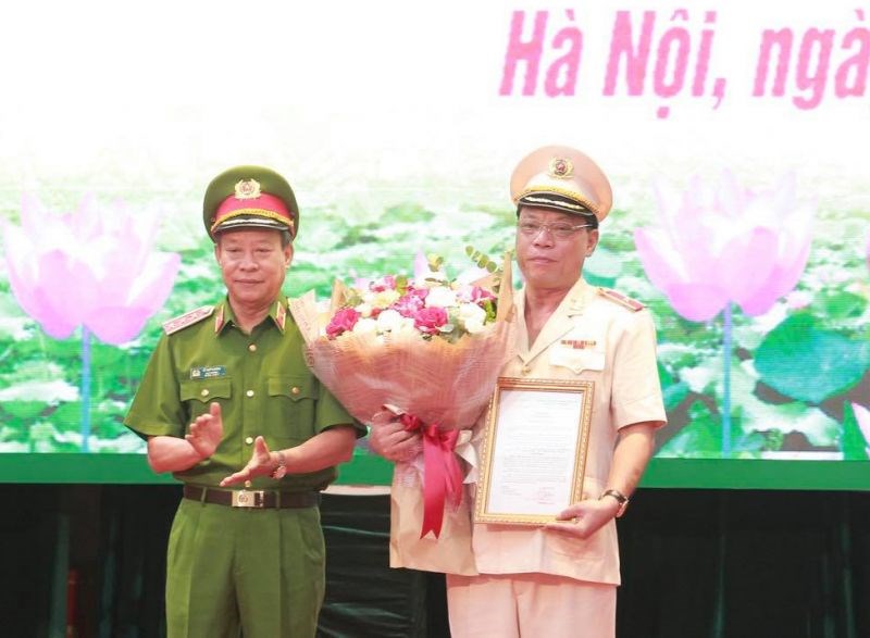 Thứ trưởng Bộ Công an Lê Quý Vương trao Quyết định bổ nhiệm Giám đốc Công an thành phố Hà Nội cho đồng chí Nguyễn Hải Trung.