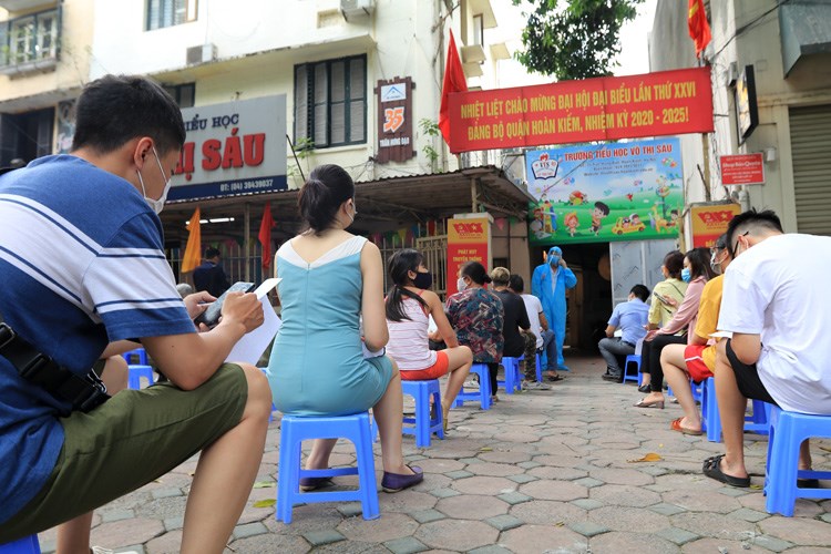 8 giờ ngày 31/7, Trung tâm y tế quận Hoàn Kiếm  (TP. Hà Nội) đã tổ chức xét nghiệm nhanh COVID-19 cho những trường hợp đi du lịch từ TP. Đà Nẵng trở về.