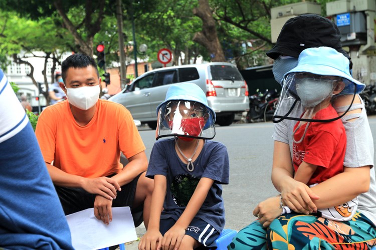 Tại điểm xét nghiệm Trường Tiểu học Võ Thị Sáu (quận Hoàn Kiếm), trên 100 người dân đến lấy mẫu máu để xét nghiệm.