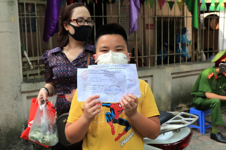 Bé Hà Phương Linh ở phố Đặng Thái Thân vui mừng khi có kết quả âm tính.