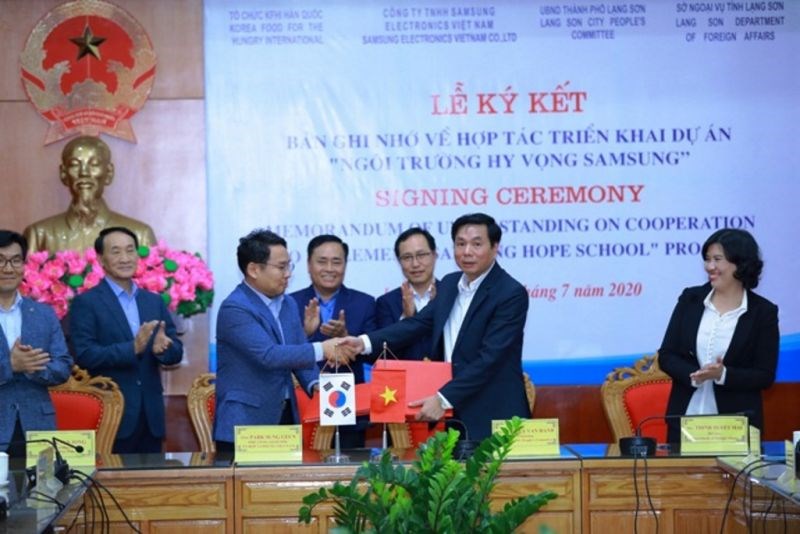 Chủ tịch UBND tỉnh Lạng Sơn Nguyễn Văn Hạnh (phải) và Phó Tổng giám đốc Samsung Việt Nam Park Sung Geun (trái) ký kết hợp tác triển khai dự án Trường học hy vọng tại xã mai Pha, TP.Lạng Sơn