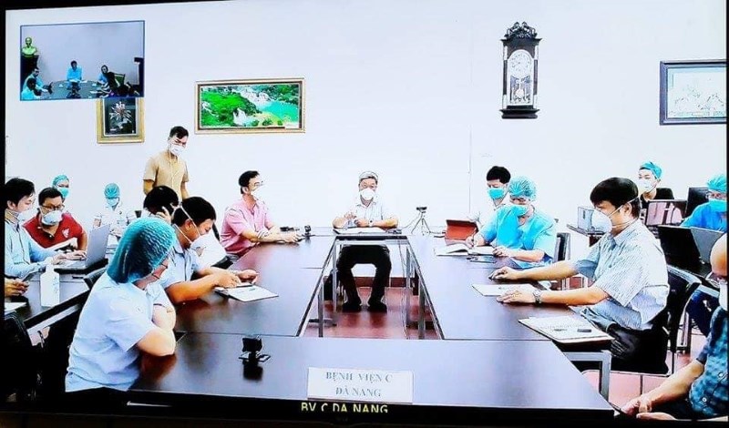 Thứ trưởng Bộ Y tế Nguyễn Trường Sơn và các chuyên gia y tế hàng đầu tại đầu cầu Đà Nẵng.