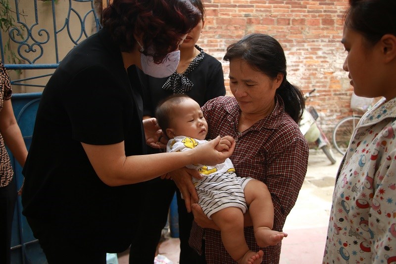 Đồng chí Phó Chủ tịch Hội LHPN Hà Nội Lê Thị Thiên Hương thăm con trai nhỏ mới 6 tháng tuổi của nạn nhân Đặng Đình Thắng