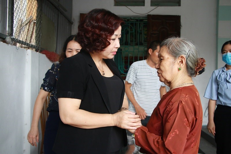 Đồng chí Lê Thị Thiên Hương, Phó Chủ tịch Hội LHPN Hà Nội hỏi thăm, chia sẻ nỗi đau mất đi người thân với mẹ của nạn nhân Nguyễn Tiến Sơn