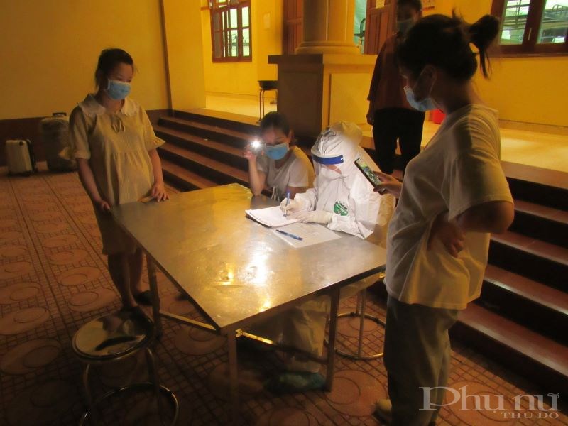 Cán bộ y tế tại đơn vị kiểm tra sức khỏe các công dân trong khu cách ly.