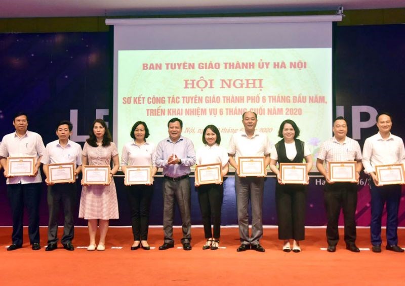 Trưởng ban Tuyên giáo Thành ủy Hà Nội Nguyễn Văn Phong trao Giấy khen của Ban Tuyên giáo Thành ủy cho các đơn vị có thành tích xuất sắc trong công tác tuyên giáo 6 tháng đầu năm 2020. Ảnh: Viết Thành