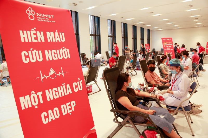 Sáng 2/8, đông đảo người có mặt tại Trung tâm Hội nghị quốc gia để tham gia hiến máu nhân đạo.