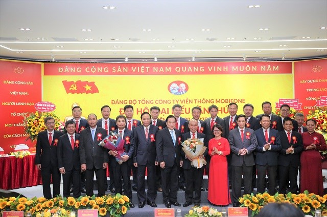 Đồng chí Nguyễn Hoàng Anh – Chủ tịch UBQLVNN tặng hoa chúc mừng Ban Chấp hành Đảng bộ MobiFone nhiệm kỳ 2020 -2025.