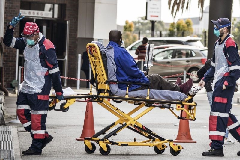 Chuyển bệnh nhân COVID-19 tới bệnh viện tại Port Elizabeth, Nam Phi, ngày 10/7/2020.