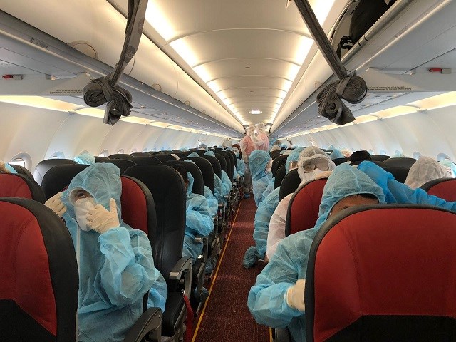 Chuyến bay đưa công dân VIệt Nam từ Thái Lan về nước đã hạ cánh an toàn tại Sân bay Nội Bài (Hà Nội).