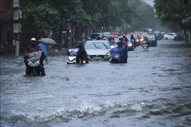 Ngày 2/8/2020, do ảnh hưởng của bão số 2, Hải Phòng có mưa trên diện rộng, lượng mưa lớn, kéo dài đã gây ngập lụt cục bộ nhiều khu vực. Ảnh: Hoàng Ngọc/TTXVN