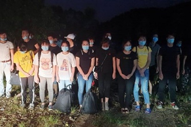 Nhóm người nhập cảnh trái phép vào Quảng Ninh bị lực lượng biên phòng bắt giữ.