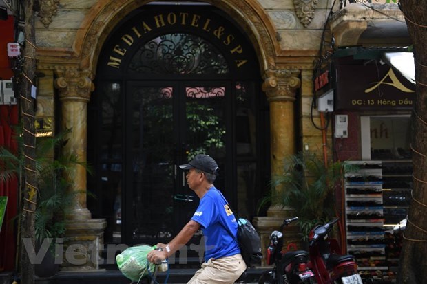 Khách sạn trên phố cổ Hà Nội cửa đóng then cài khi dịch COVID-19 trở lại, chụp sáng ngày 3/8 trên phố Hàng Dầu. (Ảnh: Nhạc Nguyễn/Vietnam+)