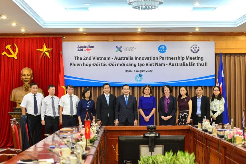 Đại sứ Australia Robyn Mudie, Bộ trưởng Chu Ngọc Anh (ảnh giữa bên trái) và một số đại biểu tham dự cuộc họp Đối tác Đổi mới Sáng tạo Việt Nam