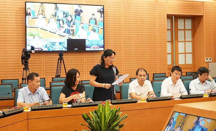 Đồng chí Nguyễn Thị Mai Hương, Phó Giám đốc Sở TT&TT thông tin tại cuộc họp