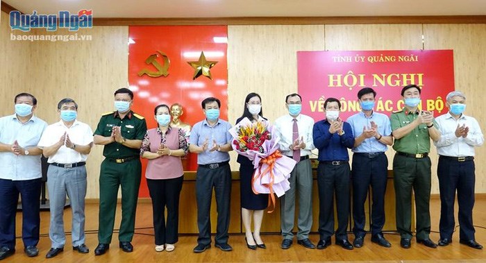 Ban Thường vụ Tỉnh ủy tặng hoa chúc mừng đồng chí Bùi Thị Quỳnh Vân. Ảnh: Báo Quảng Ngãi
