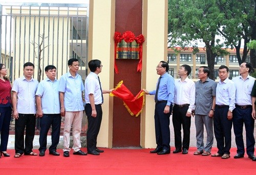 Các đại biểu tham dự lễ gắn biển  công trình trường tiểu học Tốt Động